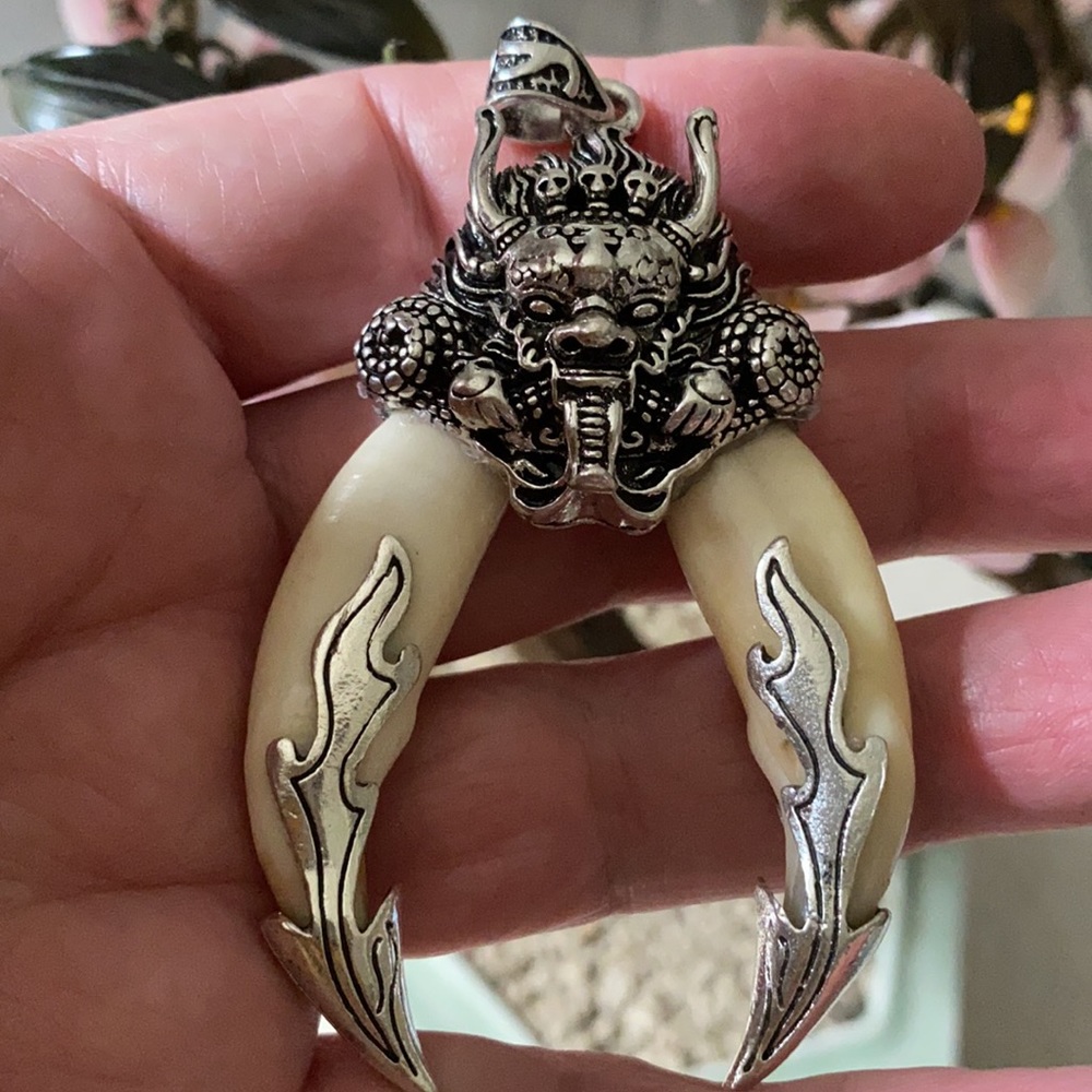 Antique dog teeth with engraved  dragon pendent - Picture 5 of 7